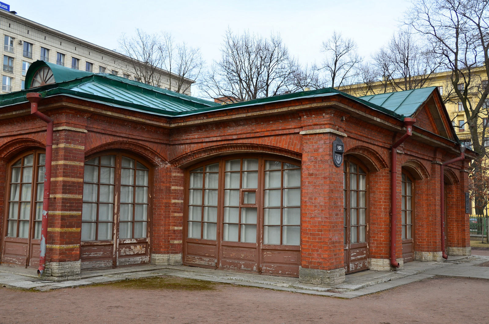 Первые дома санкт петербурга. Домик Петра 1. Первый домик Петра 1 в Санкт-Петербурге. Русский музей домик Петра i. Русский музей домик Петра 1 в Санкт-Петербурге.