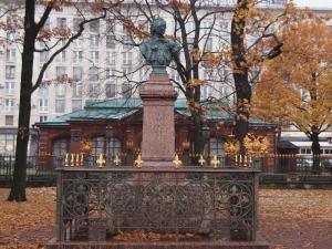 Бюст царя у Домика Петра I