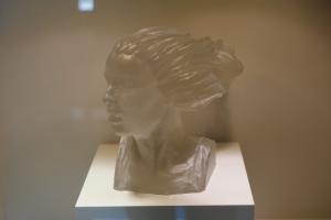 В. И. Мухина. Скульптура «Голова девушки» («ветер»), 1957, хрусталь, моллирование