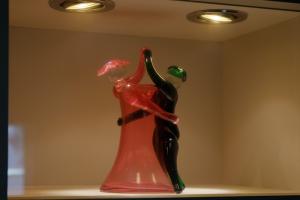 Б. А. Смирнов. Ваза «Танцующая пара», 1964, хрусталь бесцветный и цветной, свободное выдувание, налепы