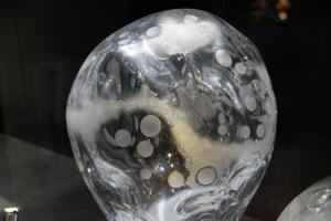 Н. Б. Тихомирова, «Вселенная», 1981, хрусталь, алмазная грань, победитовый карандаш, пескоструйная обработка, воздушные пузыри