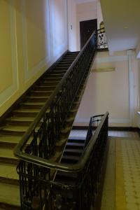 Доходный дом Колобовых на Большом проспекте ПС, лестница в парадной