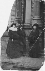 Жена Федора Колобова Анастасия Семеновна и их дочери Мария и Серафима на пороге дома, около 1914 года