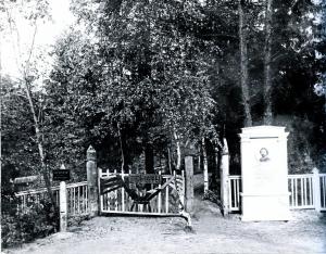 Вход в музей-усадьбу Репина в 1940 году