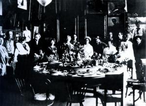 В столовой Пенатов, фото 1915 года