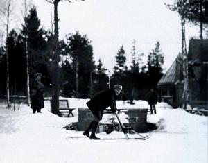 Шаляпин на финских санях у колодца (1914)