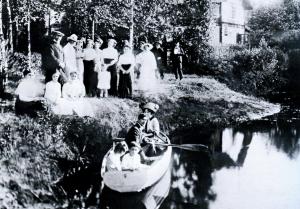 Репин и Нордман с гостями на берегу большого пруда в Пенатах (1912)