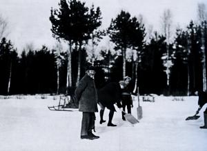 Репин и Шаляпин расчищают от снега пруд Пенатов (1914)