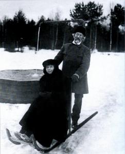 Репин с дочерью Верой на финских санях (1915)