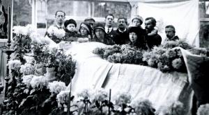 И.Е. Репин в гробу на зимней веранде (1930)