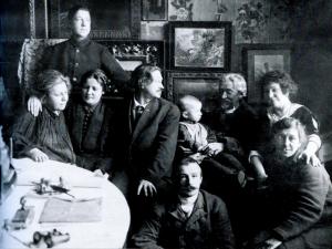 Семья И.Е. Репина в столовой (1924)
