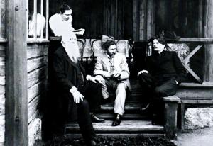 Горький, Стасов и Репин с Нордман в Пенатах на крыльце (1904)