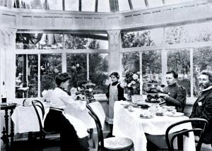 Чаепитие на зимней веранде (1907)