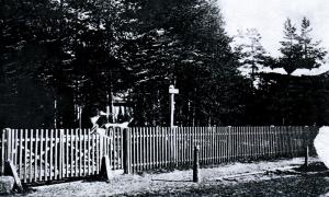 Вход в только что обретенную усадьбу Villa Penates (открытка 1899-1900 гг.)