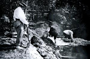 Репин с землекопами в саду усадьбы создает пруды (1899-1900)