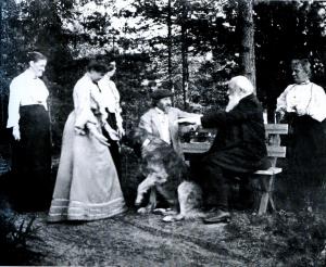 В.В. Стасов с племянницами и экономкой в гостях у Репина (1904)