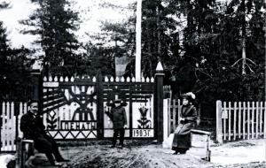 Резные ворота на входе в усадьбу Пенаты (фото 1904 года)