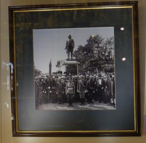 Групповой снимок официальных лиц после открытия памятника Петру I у Сампсониевского собора, копия фото 27 июня 1909 года