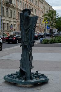 Скульптура «Слепой» на улице Правды