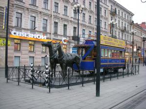 Памятник конке у метро «Василеостровская»