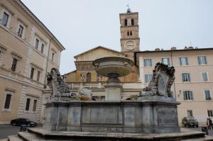 Фонтан перед базиликой Санта-Мария-ин-Трастевере, Рим, Италия