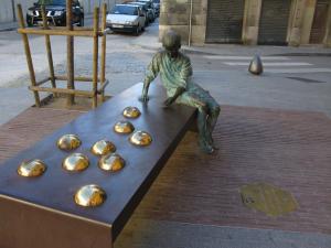 Памятник юному Гауди, Реус, Испания
