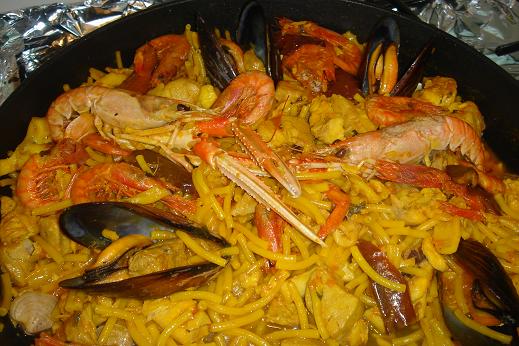 Каталонское блюдо фидеуа с морепродуктами