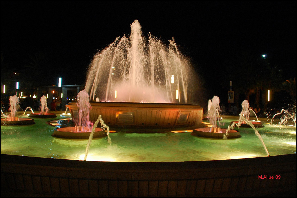 Светящийся фонтан в Салоу, Испания