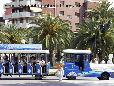 Развлечение транспорт. Салоу паровозика. Транспорт для развлечения. Остановка автобуса Барселона - Салоу. Туристический паровозик на Тенерифе.