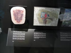 Эмблема монастыря Поблет, рисунок Гауди, и план Поблета, рисунок Эдуардо Тоды; музей Гауди в Реусе