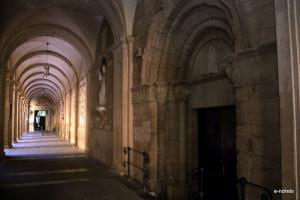 Монастырь Монсеррат, галерея и романский портал