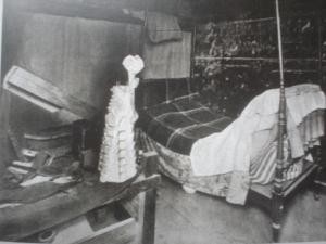 Кровать в мастерской Антонио Гауди, старое фото