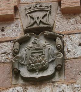 Монастырь Монсеррат, старинный портал, герб