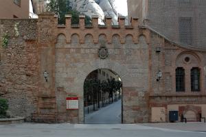 Монастырь Монсеррат, старинный портал