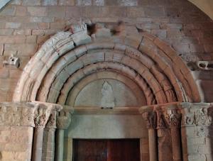 Монастырь Монсеррат, уцелевший портал романской церкви