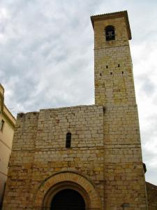 Фасад церкви Св. Михаила в Монблане, Каталония, Испания