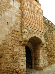 Башня с воротами Св. Георгия в Монблане, Каталония, Испания