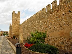Крепостная стена у ворот Св. Георгия в Монблане, Каталония, Испания
