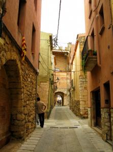 Вид на ворота Св. Георгия в Монблане, Каталония, Испания