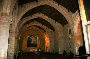 Интерьер церкви Св. Михаила в Монблане, Каталония, Испания