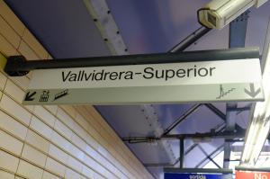 Указатели к фуникулеру, следующему до станции Vallvidrera Superior