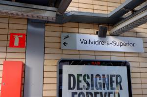 Указатели к фуникулеру, следующему до станции Vallvidrera Superior