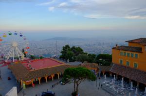 Вид на Барселону и парк Тибидабо от храма Святого Сердца