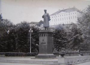 Памятник Сталину и дом Стенбока, Таллин, Эстония