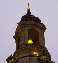 Гернгутская звезда на куполе Фрауэнкирхе в Дрездене, Германия
