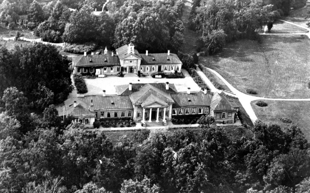 Главный усадебный дом Монрепо и Библиотечный флигель в 1937 г.