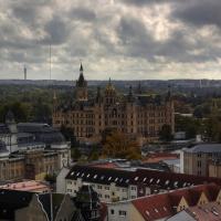 Вид на Шверинский замок со смотровой площадки собора, Германия